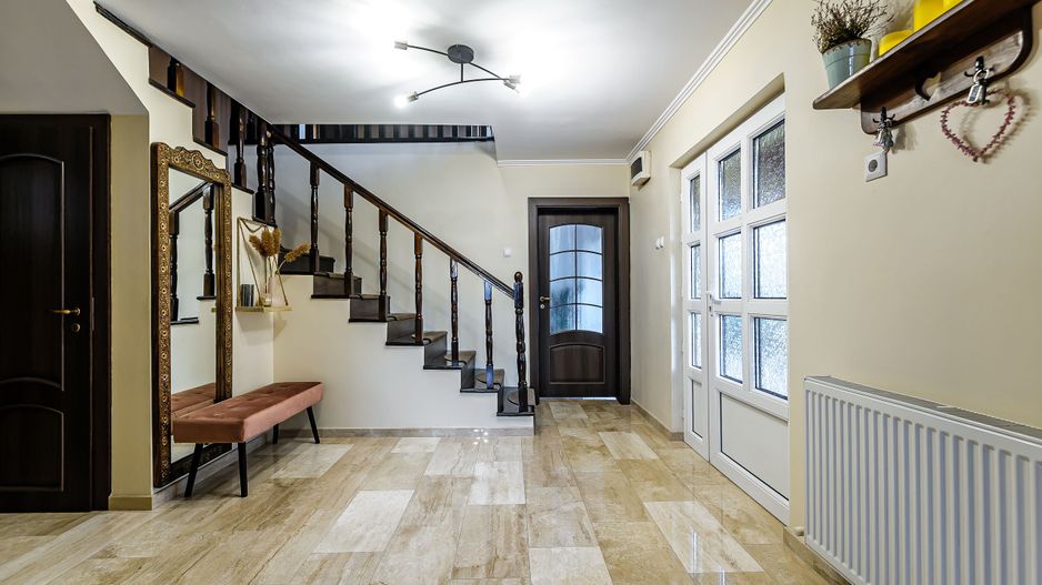 Casă generoasă cu potențial de afacere în Gai - Poză 1