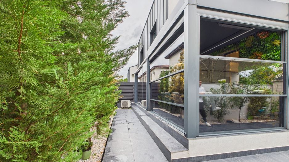 Casă modernă cu 5 camere, 4 băi și terasă închisă – Otopeni, central - Poză 24