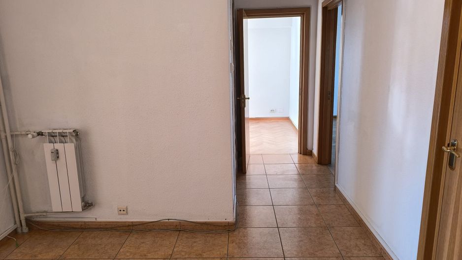 De Inchiriat Apartament 4 camere Nemobilat Piata Unirii Metrou - Poză 9
