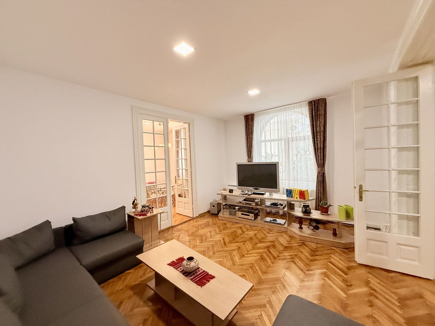 Piata Unirii Fantani Vila  500 mp utili curte 204 mp - Poză 11