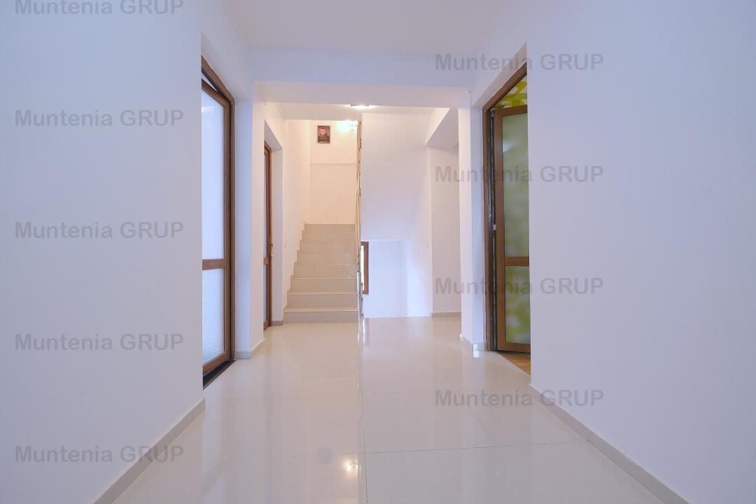 DOBROESTI - Str. Doinei, vila P+E+M, 6 camere, 3 bai cu fininsaje LUX - Poză 2