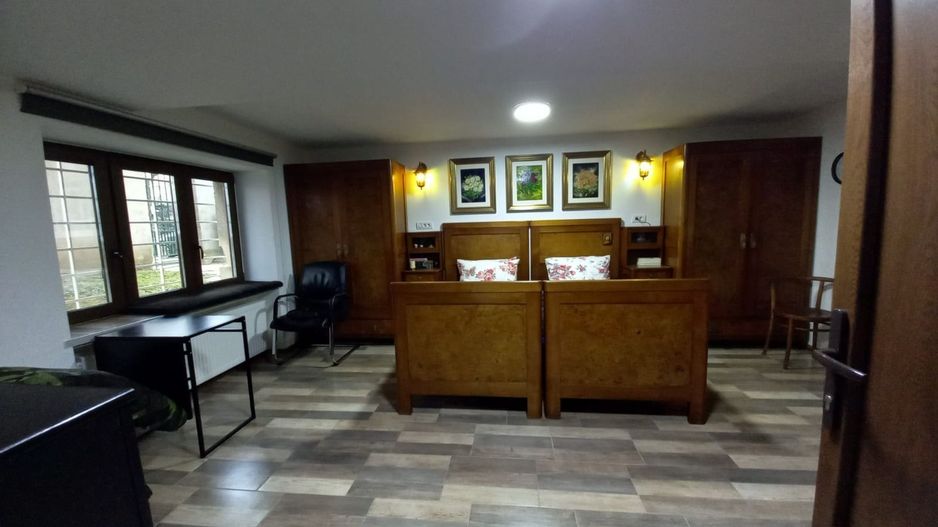 Apartament central la demisol înalt - Poză 1