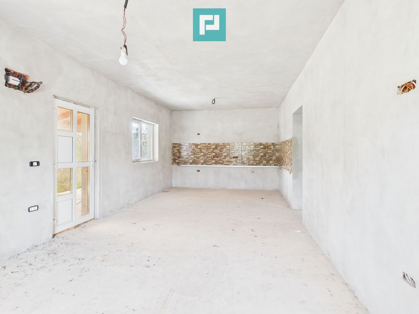 Casă cu 2 camere și teren în Gai - Poză 4