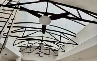 Spațiu comercial renovat, cameră mare și tavan retractabil - Poză 1