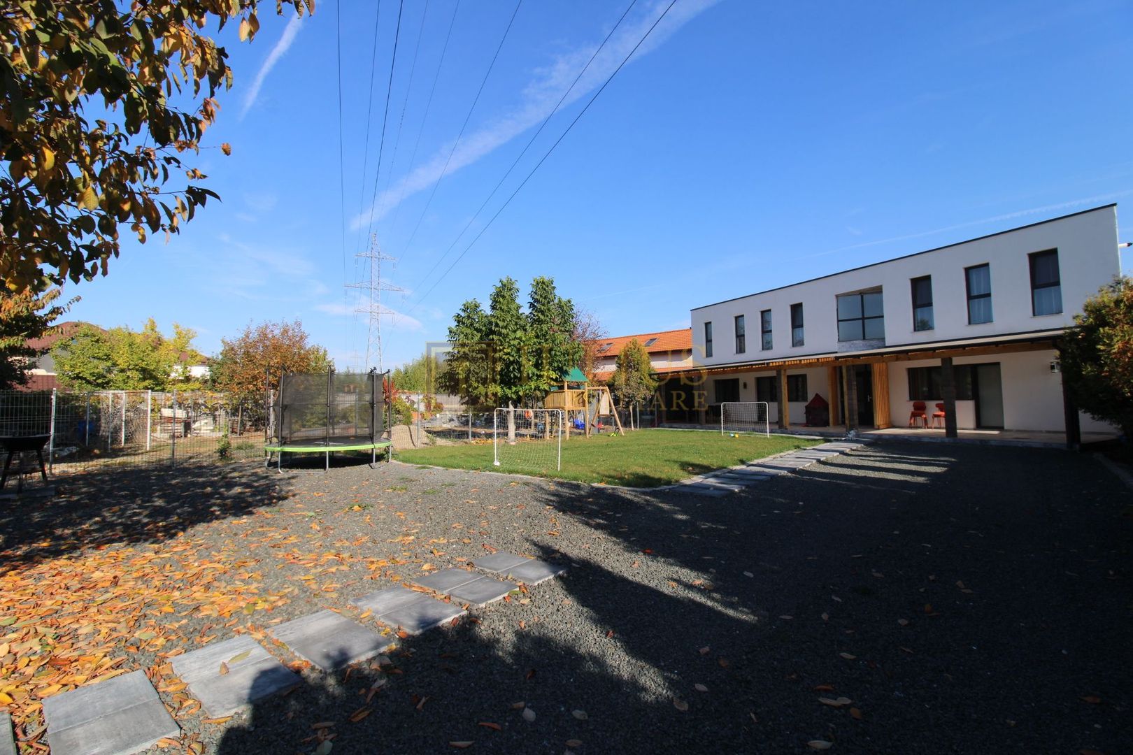 Curte, 4 apartamente, 8 camere, perfectă pt activități educaționale-Dumbravita - Poză 3