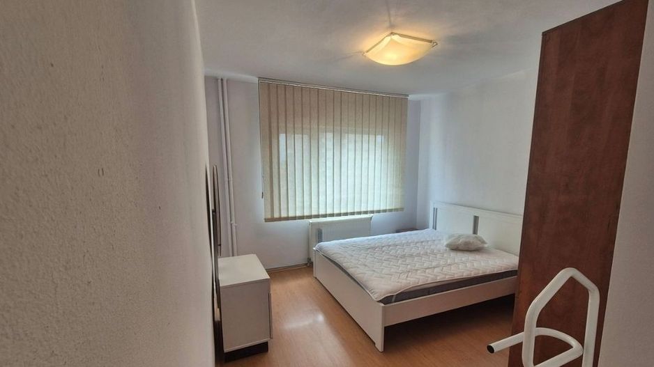 Închiriez apartament cu 3 camere,  centru - Poză 5