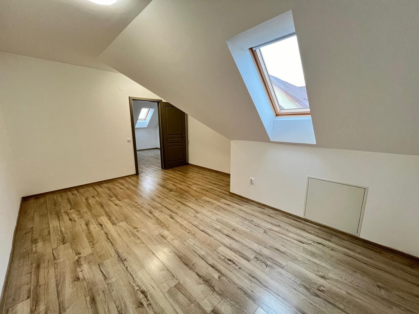 Casa cu 7 camere | 3 balcoane | Garaj | 220 mp + 80 mp curte | Cartier Panorama - Poză 24