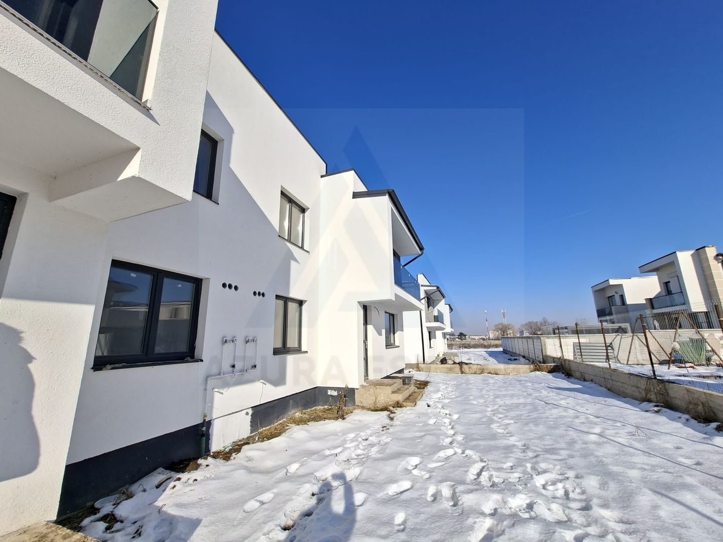 Casa moderna 4 camere 2 bai 2 balcoane si teren 140 mp in Arhitectilor - Poză 1