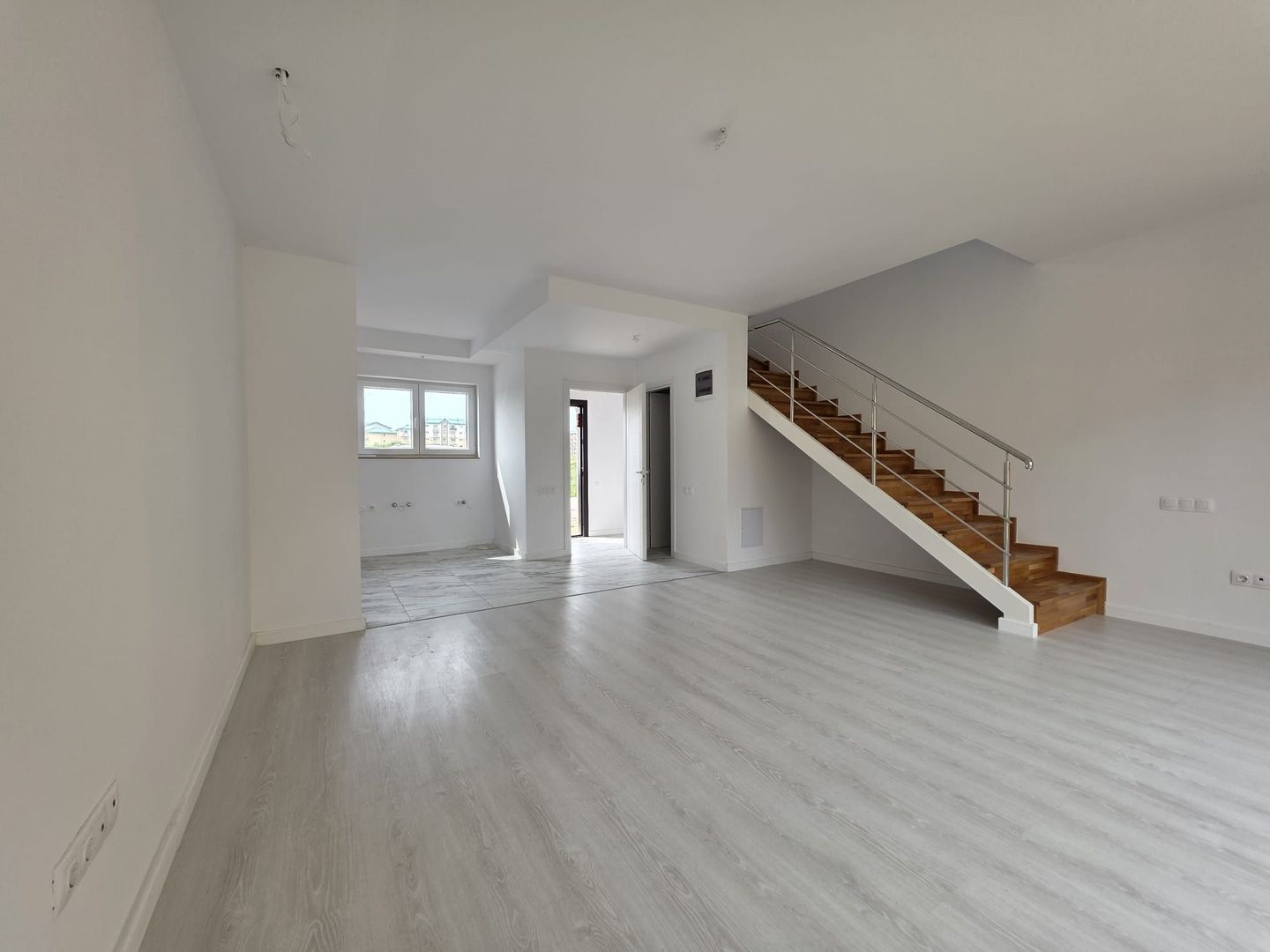 Vilă modernă 3 camere cu grădină privată – Cosmopolis - Poză 3