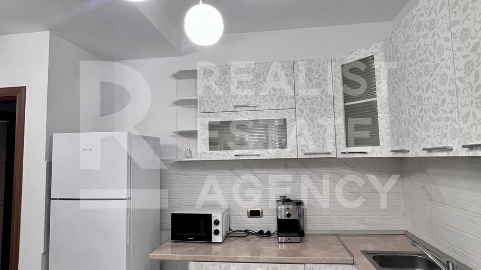 Apartament cu 3 camere – 13 Decembrie,  Coresi la 5 minute pe jos. - Poză 3