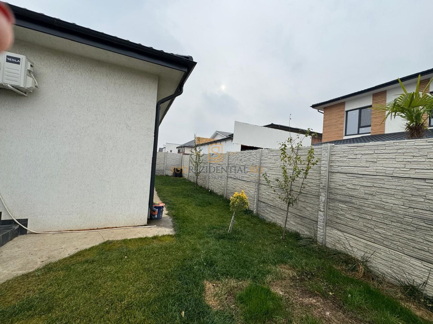 Vila modernă pe parter cu terasă închisă și pod pentru depozitare - Poză 11