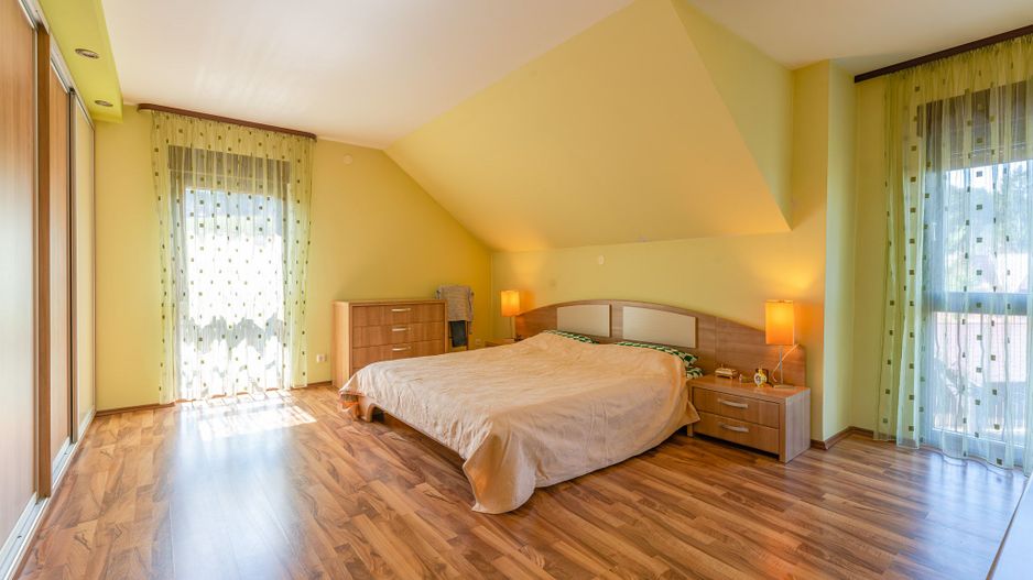 Casa Sacele amplasata in vecinatatea padurii cu pompa de caldura - Poză 13