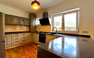Casa spațioasă, cu teren generos, zona liniștită - in Braytim - Poză 4