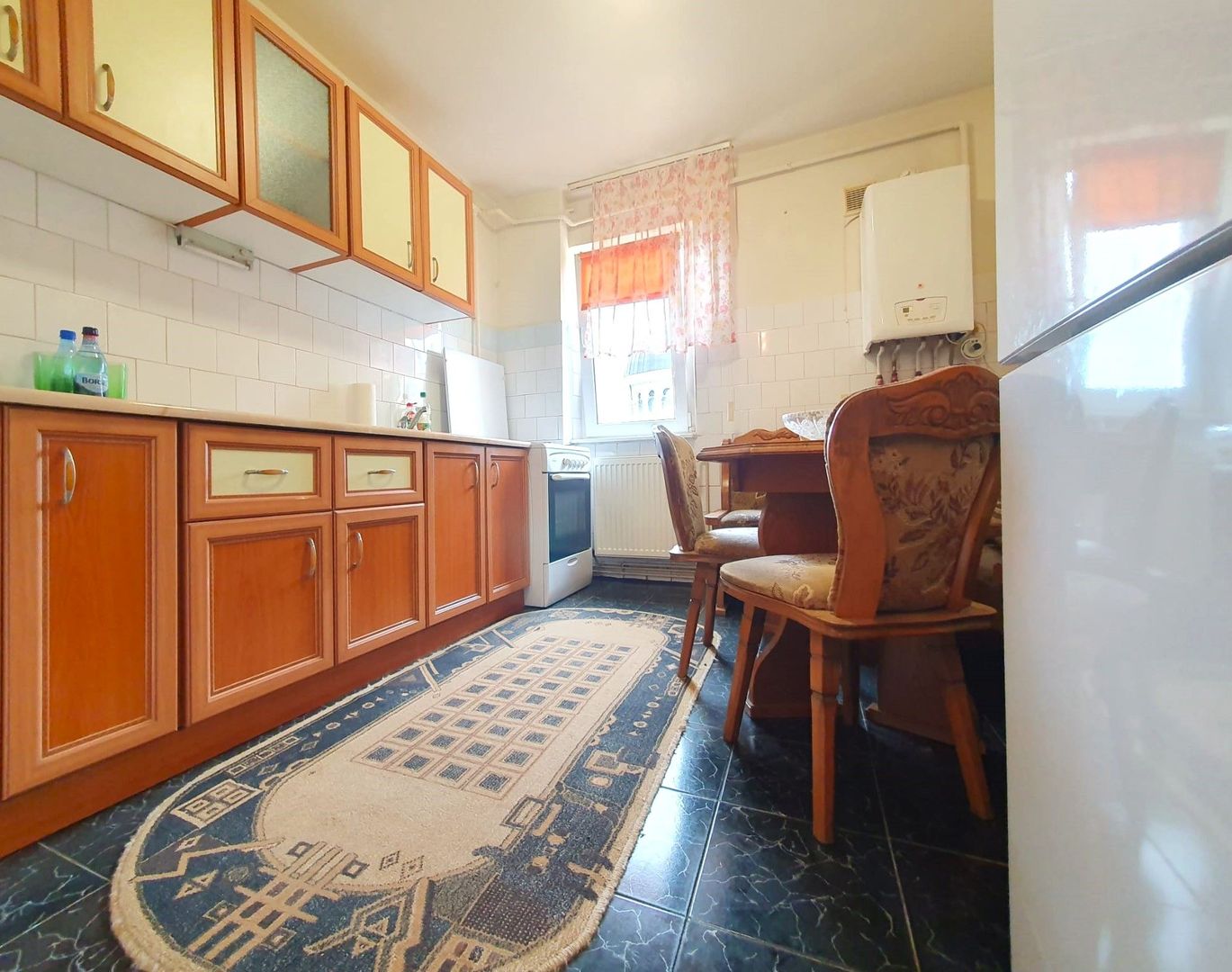 Apartament luminos cu vedere spre biserică, într-un cartier verde și liniștit. - Poză 3