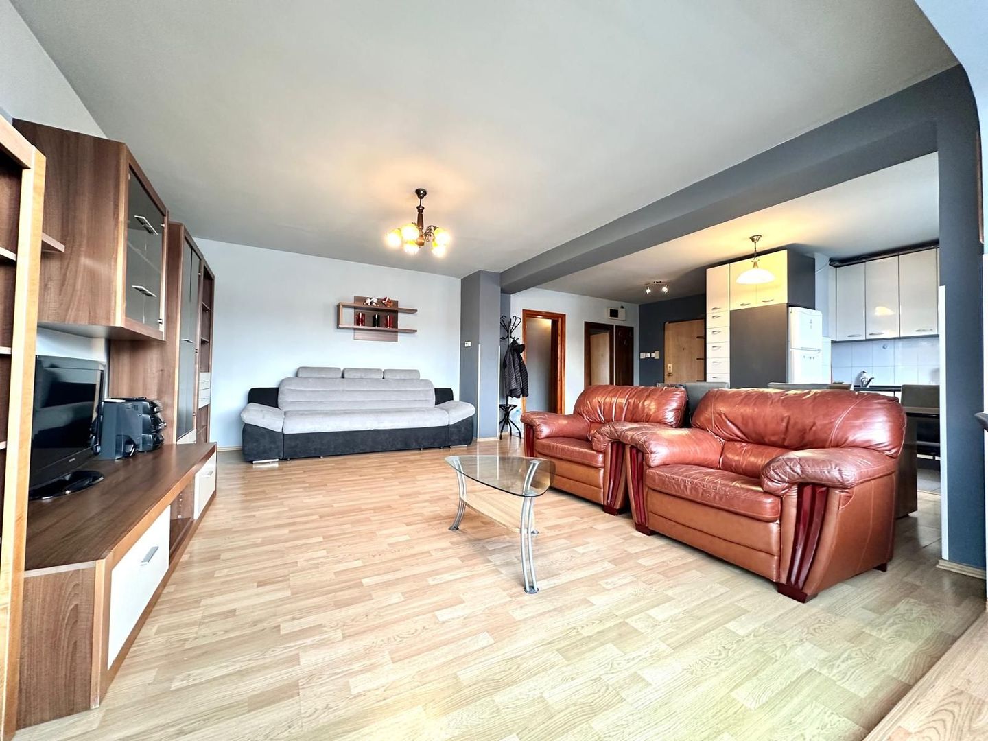 Apartament spatios 4 camere + parcare, pretabil ptr ERASMUS - Poză 1