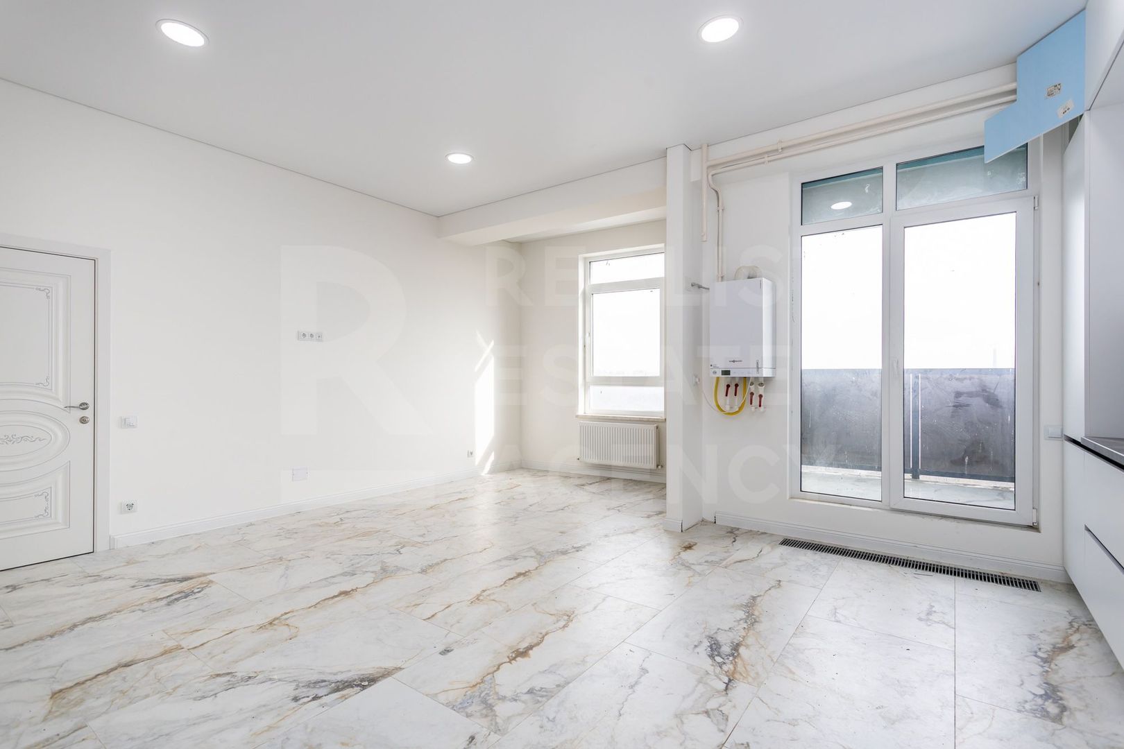 Vânzare, apartament cu 2 camere în Complexul Oasis - Poză 3