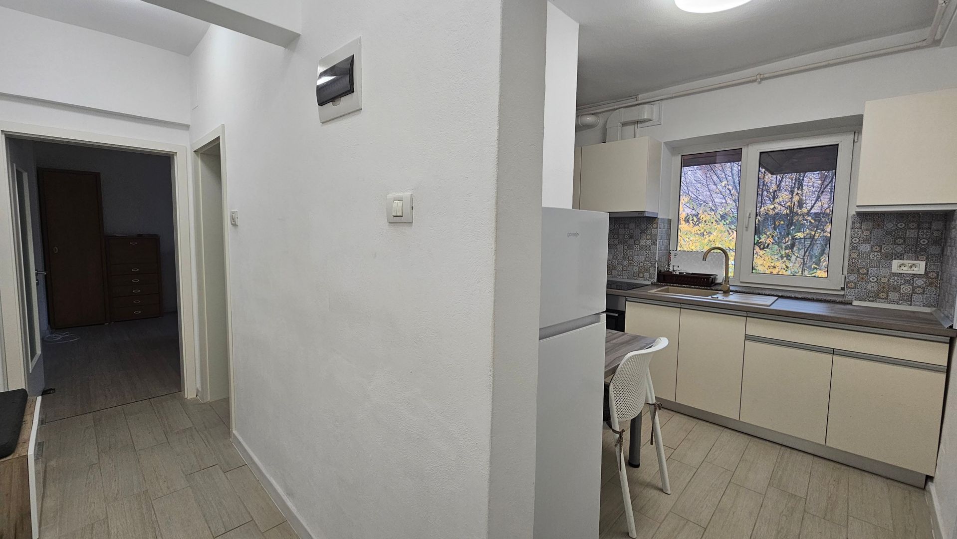 Piata Tractorul garsoniera in bloc vila, complet renovata - Poză 4