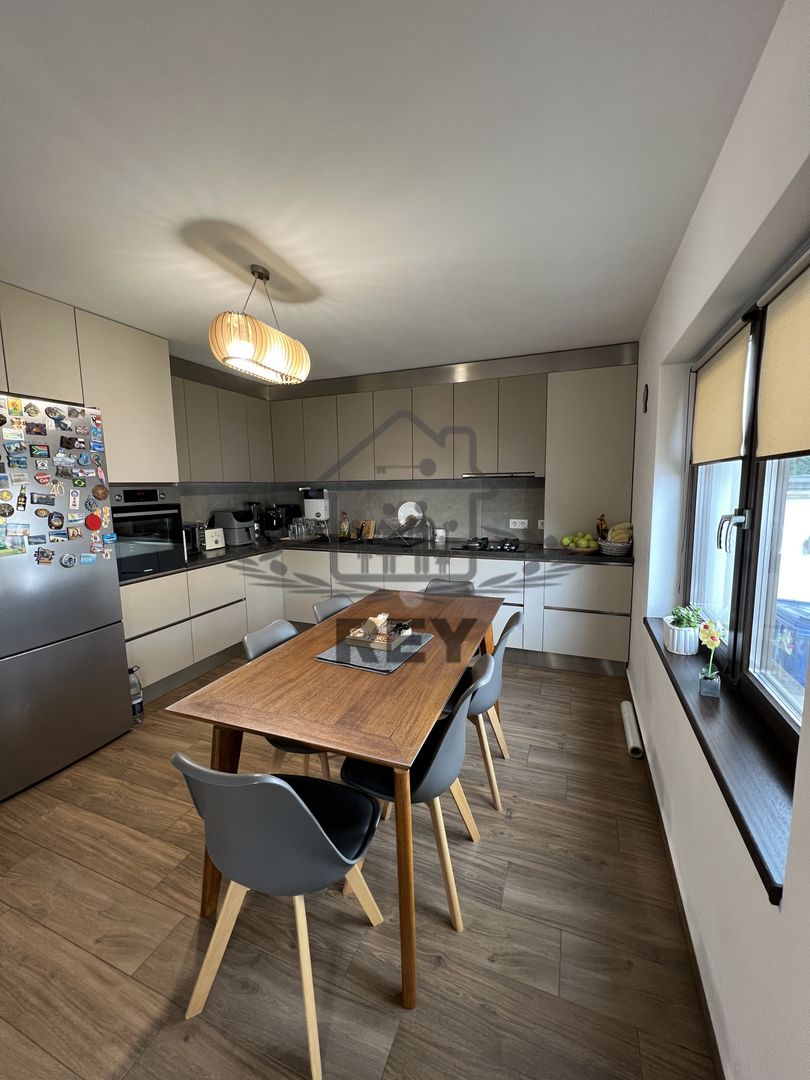 Casă de tip triplex la vânzare 6 camere /Șelimbăr /Secția 1 de Poliție - Poză 2