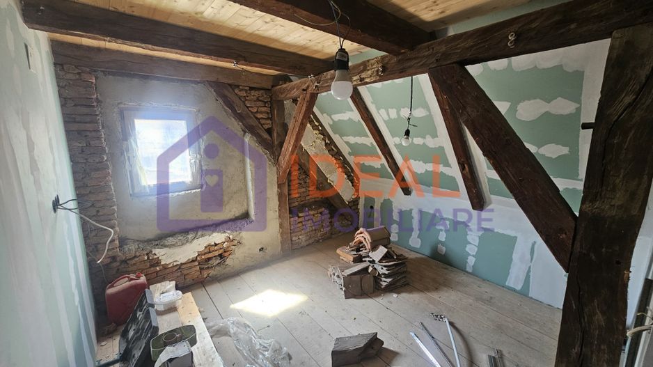 Casă veche, solidă, cu 4 camere, pivniță boltită și 4 băi – zonă centrală - Poză 4