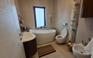 Casa in cartier exclusivist - Poză 4