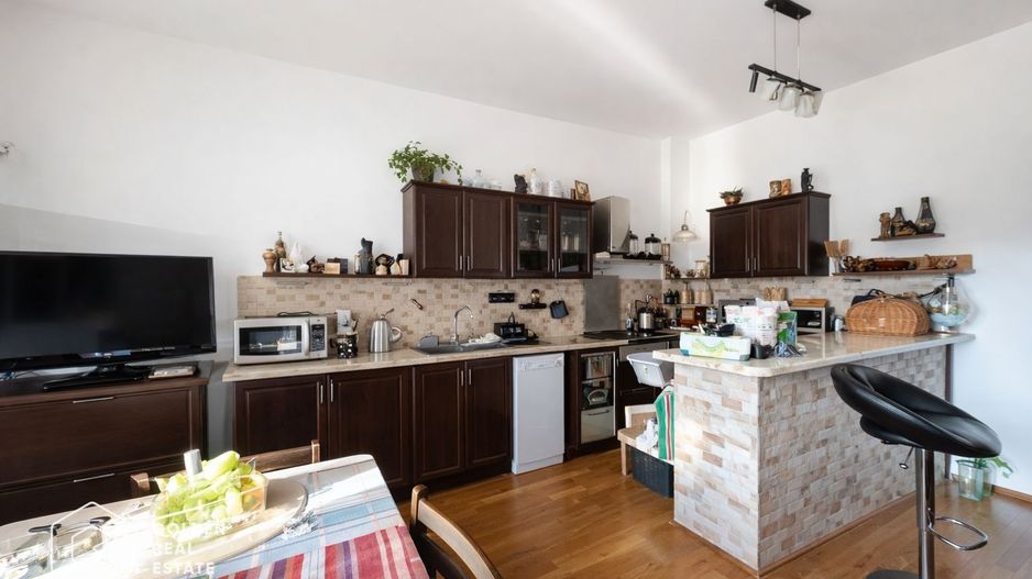 Casă individuală cu 2 apartamente de vânzare, lângă Hotel Ambasador – Dâmbovița, - Poză 3