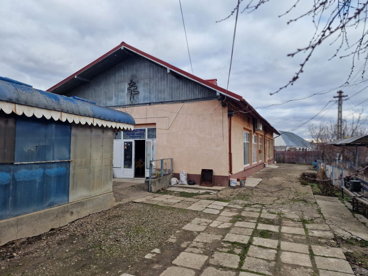 Se oferă spre vânzare / închiriere clădire cu spațiu comercial - Poză 10