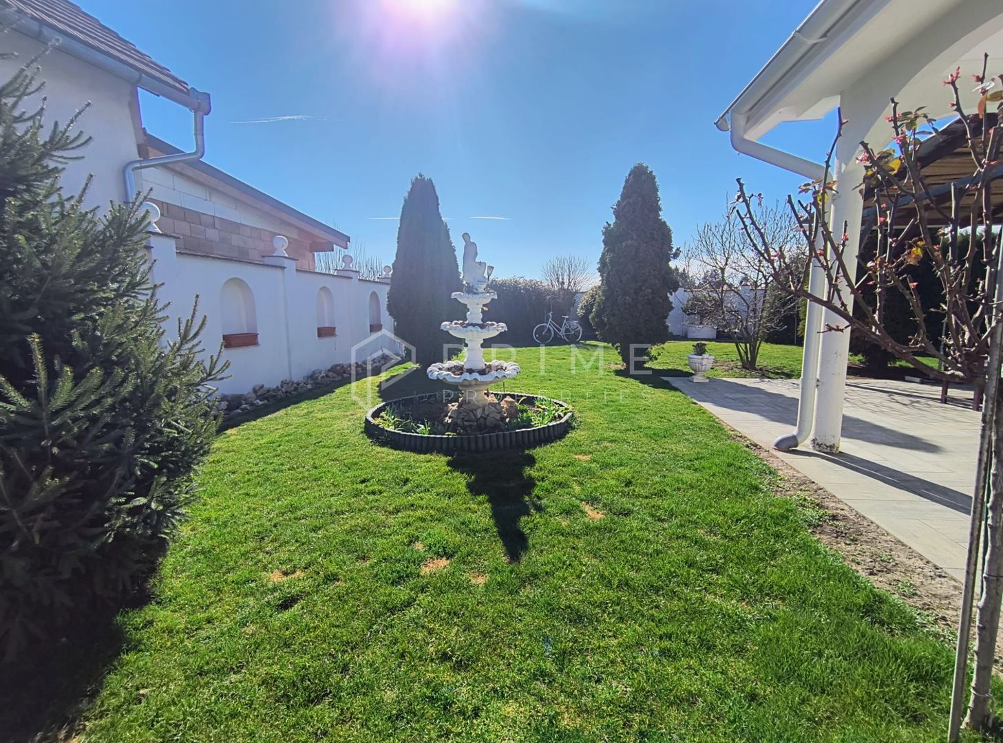 Casa perfectă pentru familie – curte, foișor cu grătar și garaj triplu - Poză 4