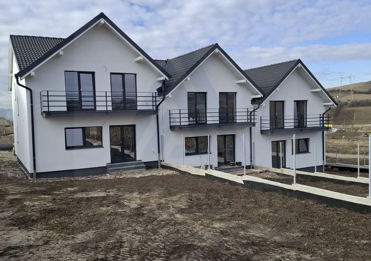 Casa modern 4 camere 2 bai 118.5 mp utili si teren 400 mp in Sura Mare - Poză 4