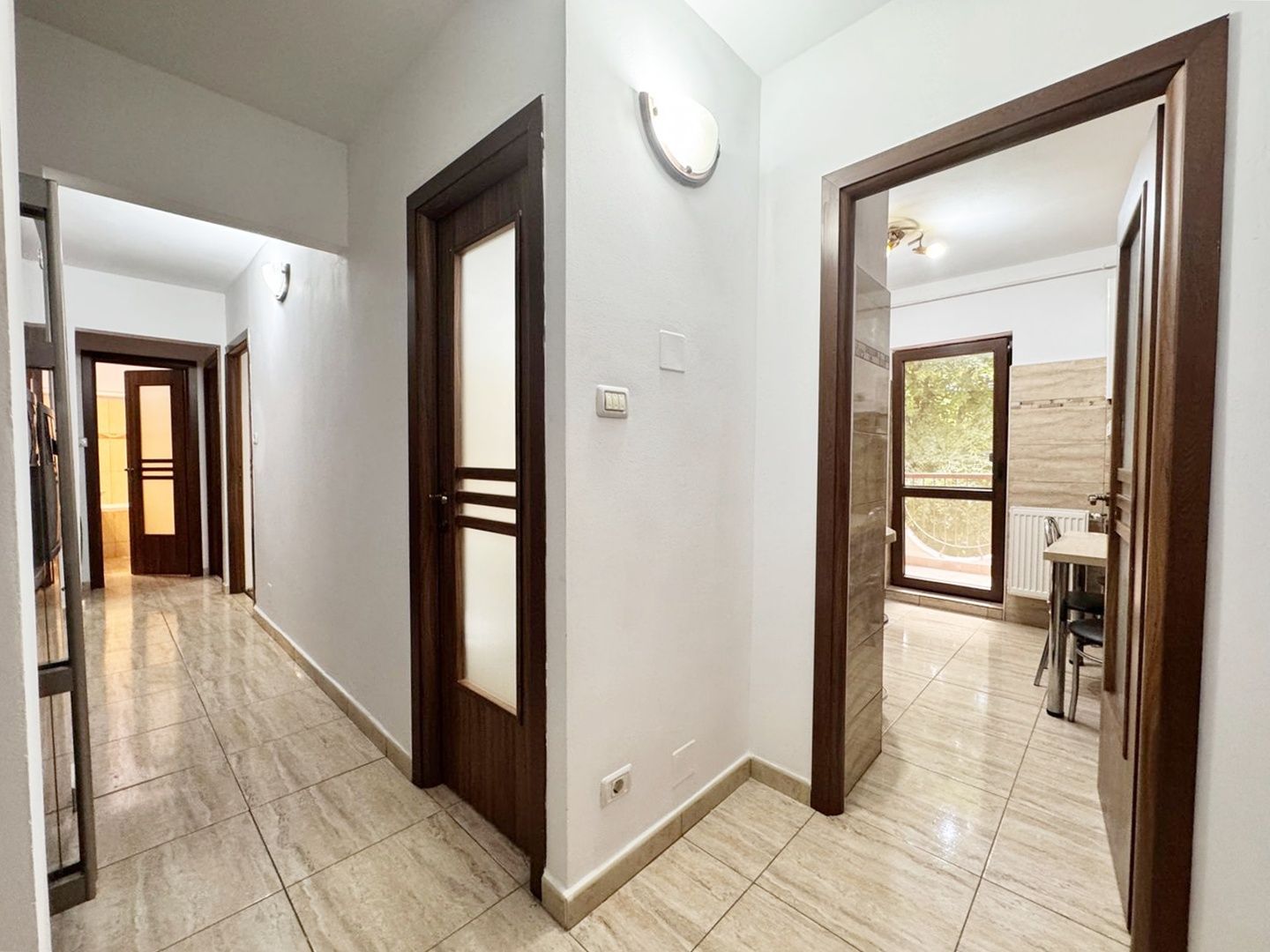 REZERVAT! Apartament decomandat, etaj 1 cu balcon, Calea Iuliu Maniu. - Poză 2