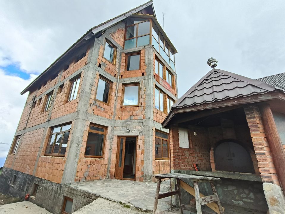 Pensiune de vânzare în Rânca – oportunitate rară lângă pârtia M1 - Poză 8