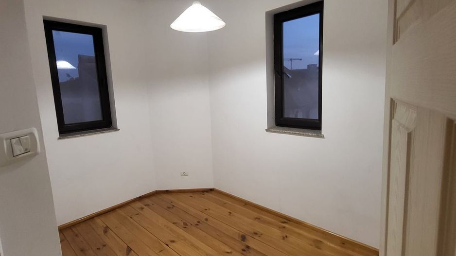 De inchiriat Apartament 5 camere - Poză 2