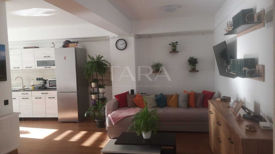 Apartament cu 3 camere, balcon generos și 2 parcări subterane incluse. - Poză 1