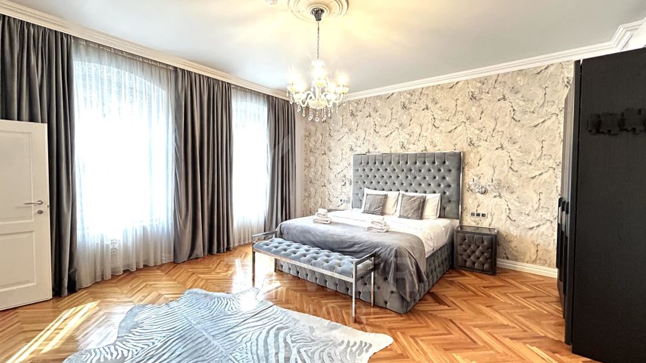 Apartament renovat, cu garaj și pivnițe, în Centrul Istoric al Sibiului - Poză 1