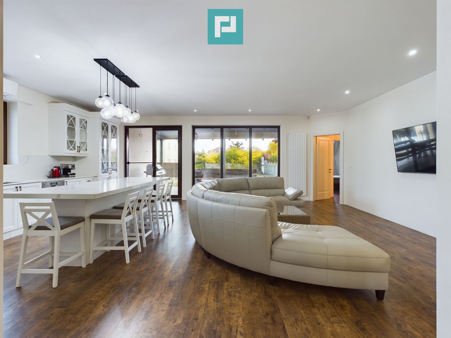 Vilă la sol cu 3 camere în Pârneava - Poză 5