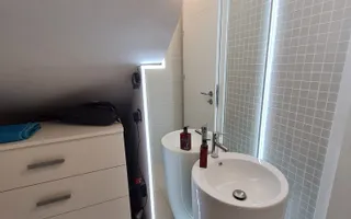 Duplex minimalist cu piscina - Poză 12