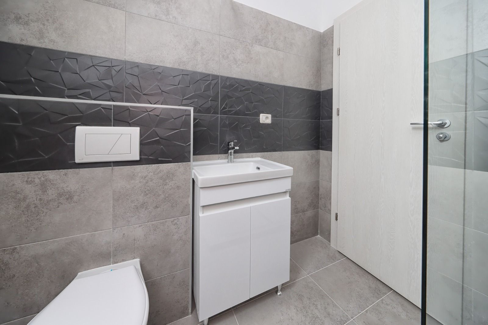 Apartament nou - loc parcare acoperit  inclus - Poză 8