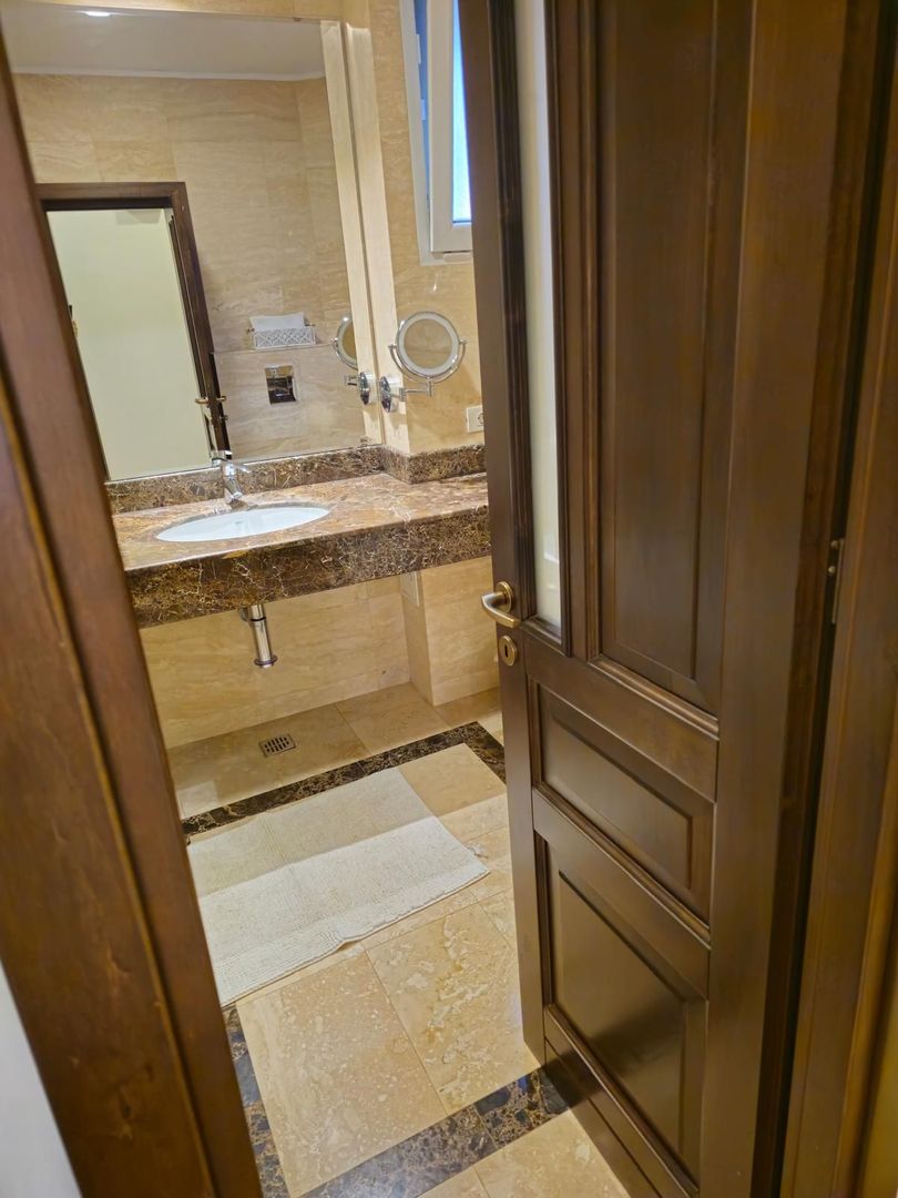 Vila frumoasa ,localizata central\ Unirii Square\Proprietar - Poză 12