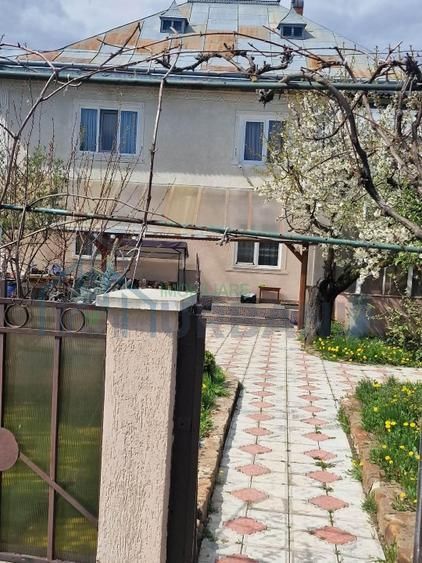Vanzare casa P+1, anexe, curte, sat Verseni, comuna Miroslovesti, la asfalt - Poză 2