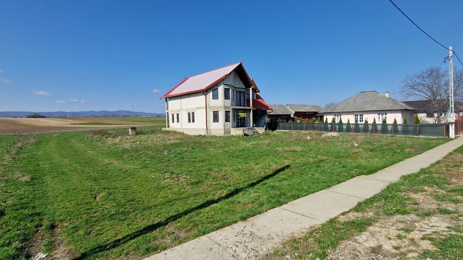 Casa la rosu Boroaia-Suceava - Poză 1