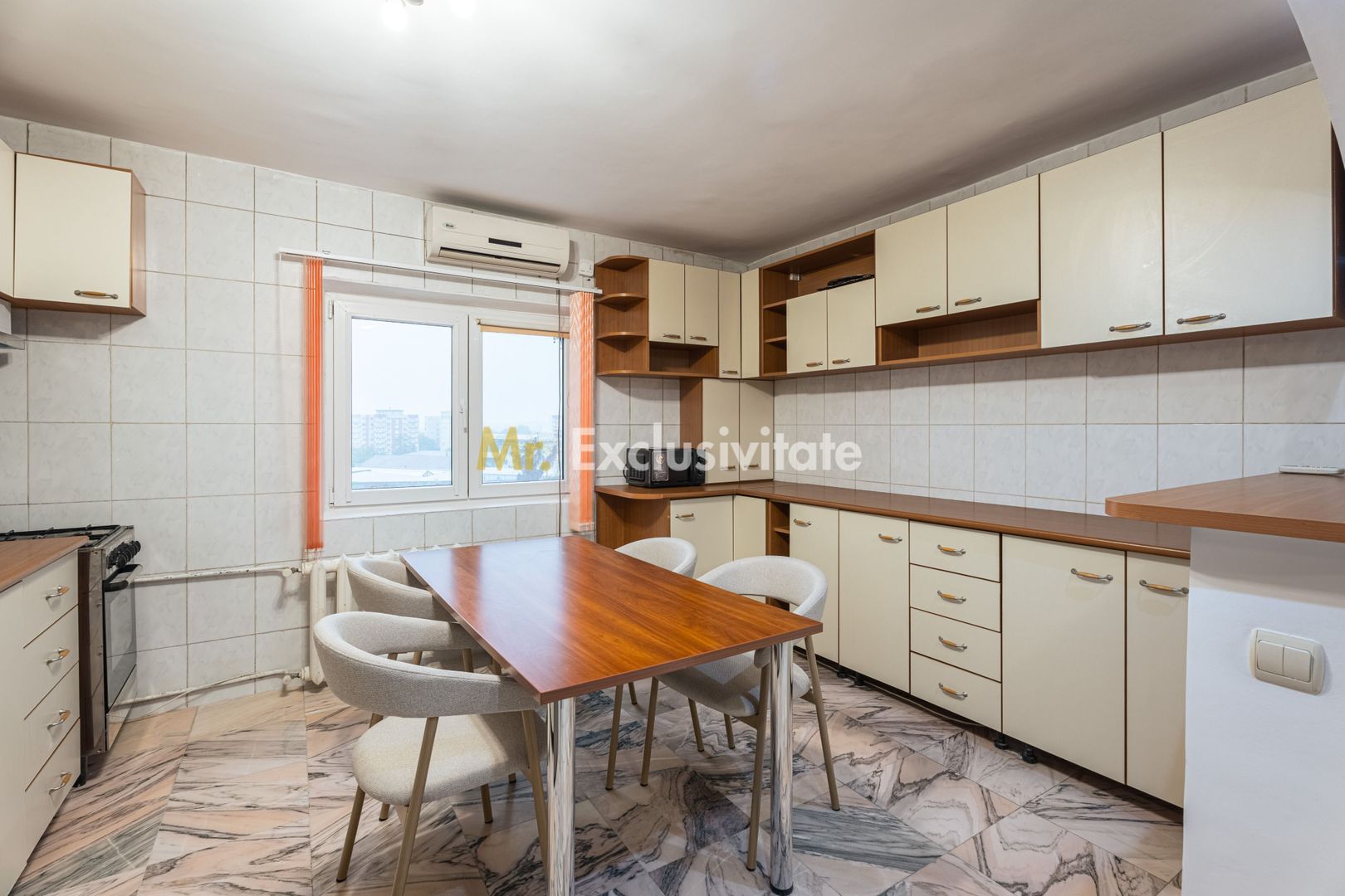 4 camere cu boiler, 13 Septembrie - Poză 2
