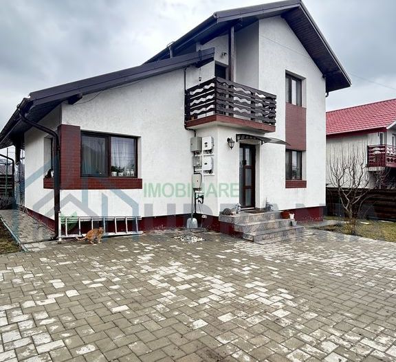 Casă spațioasă cu 4 camere, curte împrejmuită - Poză 1