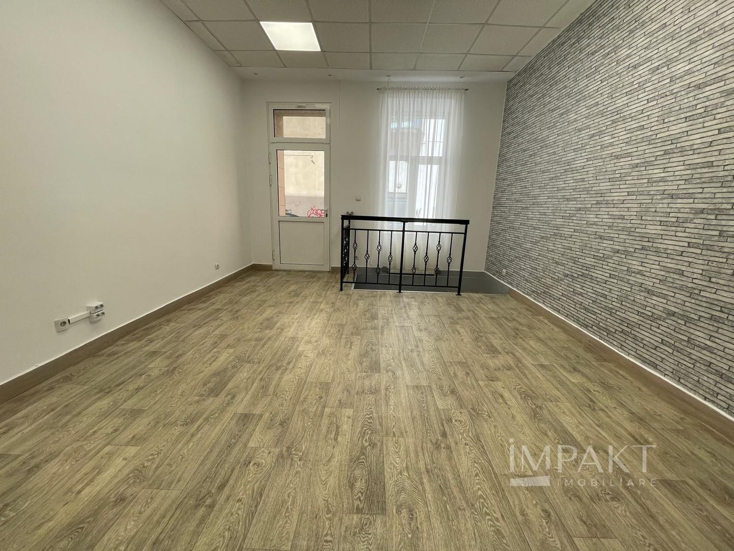 Spatiu comercial cu vad bun de inchiriat in zona centrală! - Poză 1