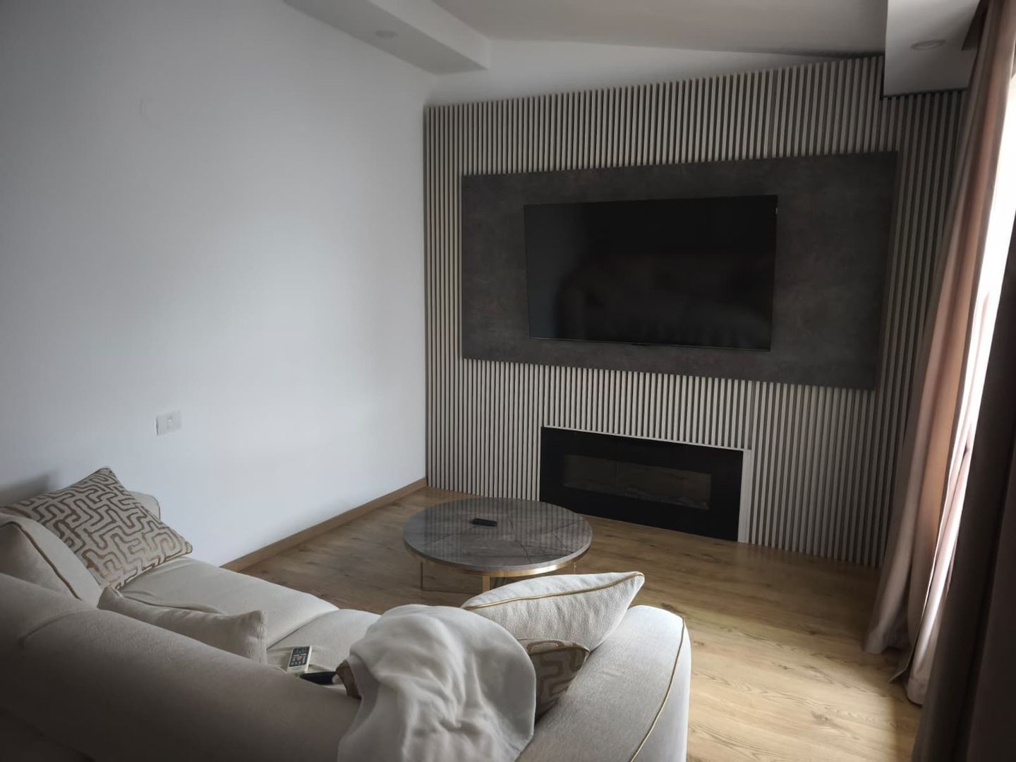 Apartament cu 3 camere si terasa de inchiriat in Cosmopolis - Poză 1