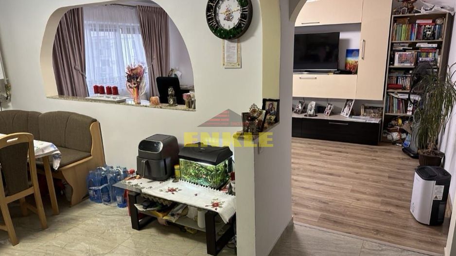 De vanzare apartament cu 3 camere, zona Mall. - Poză 1