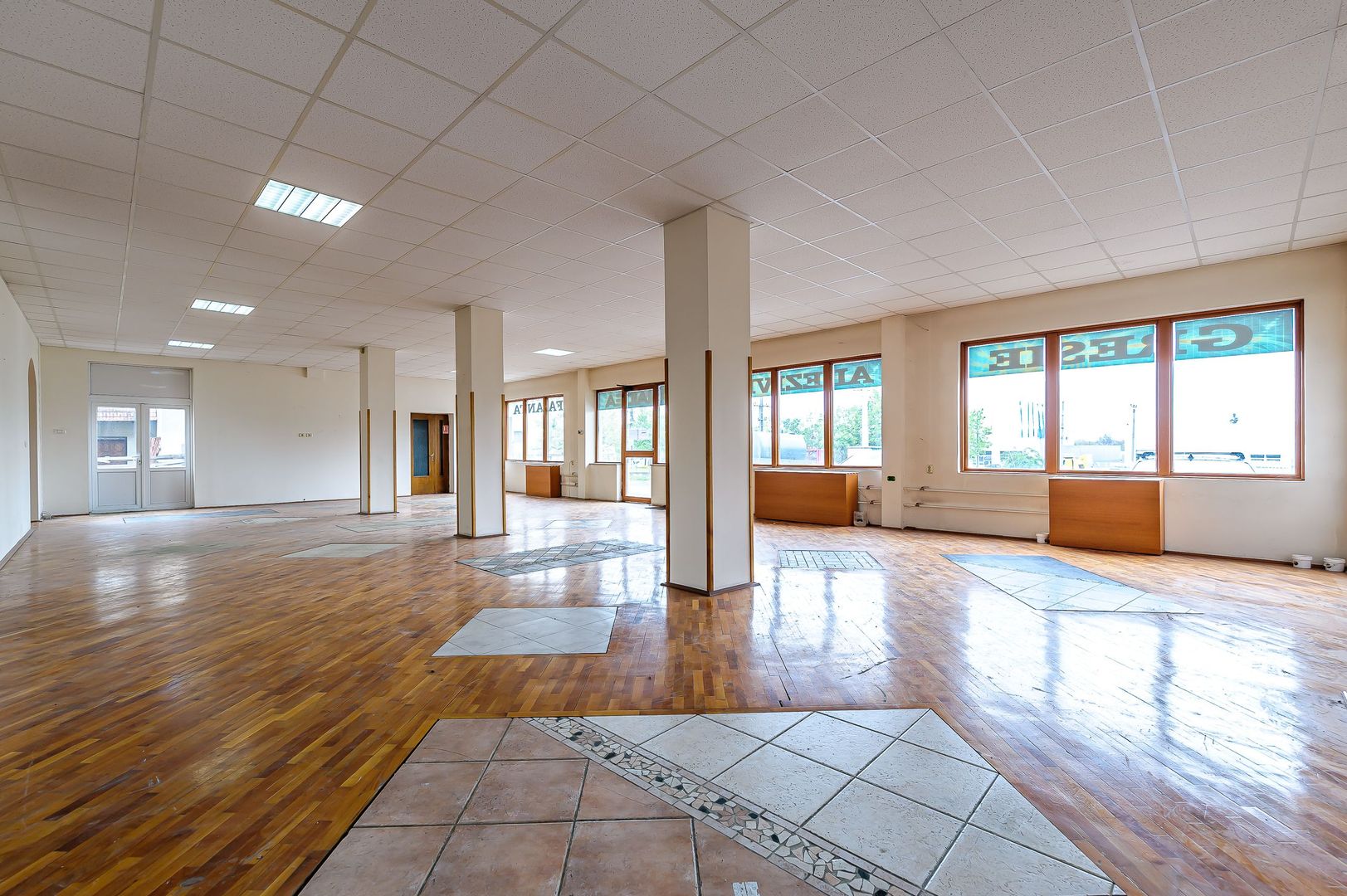 Imobil spațiu comercial și 11 apartamente - Poză 1