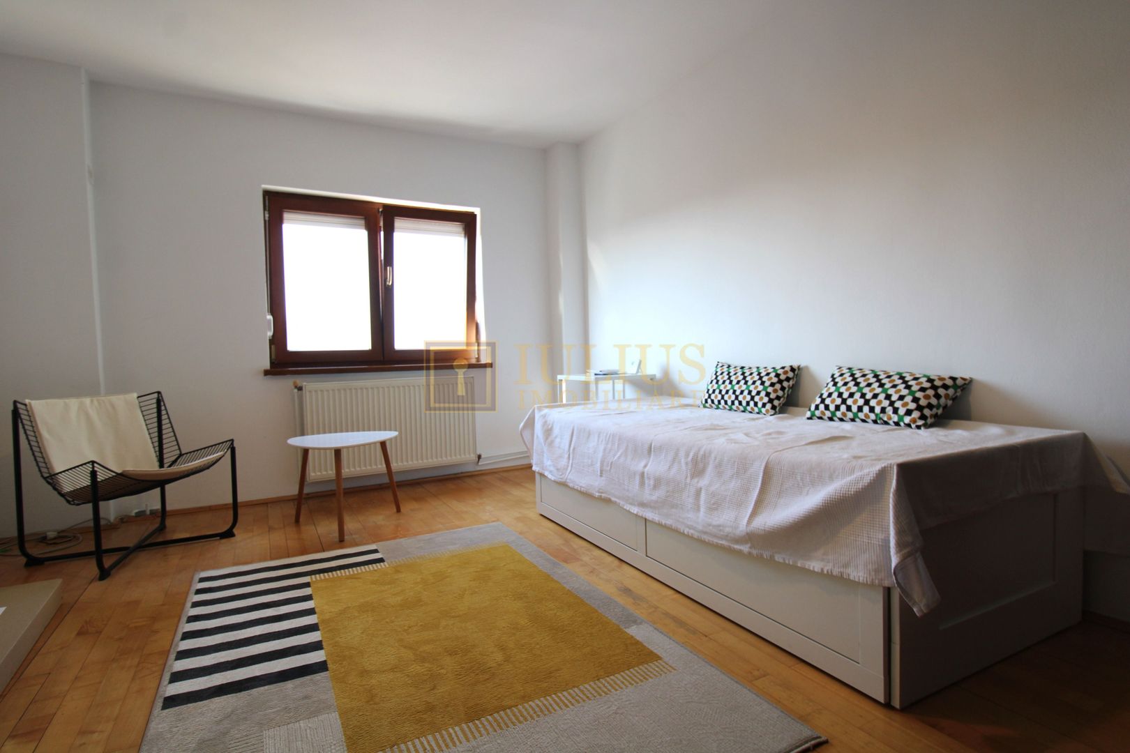 Corneliu Copusul, o camera, centrala proprie. - Poză 1