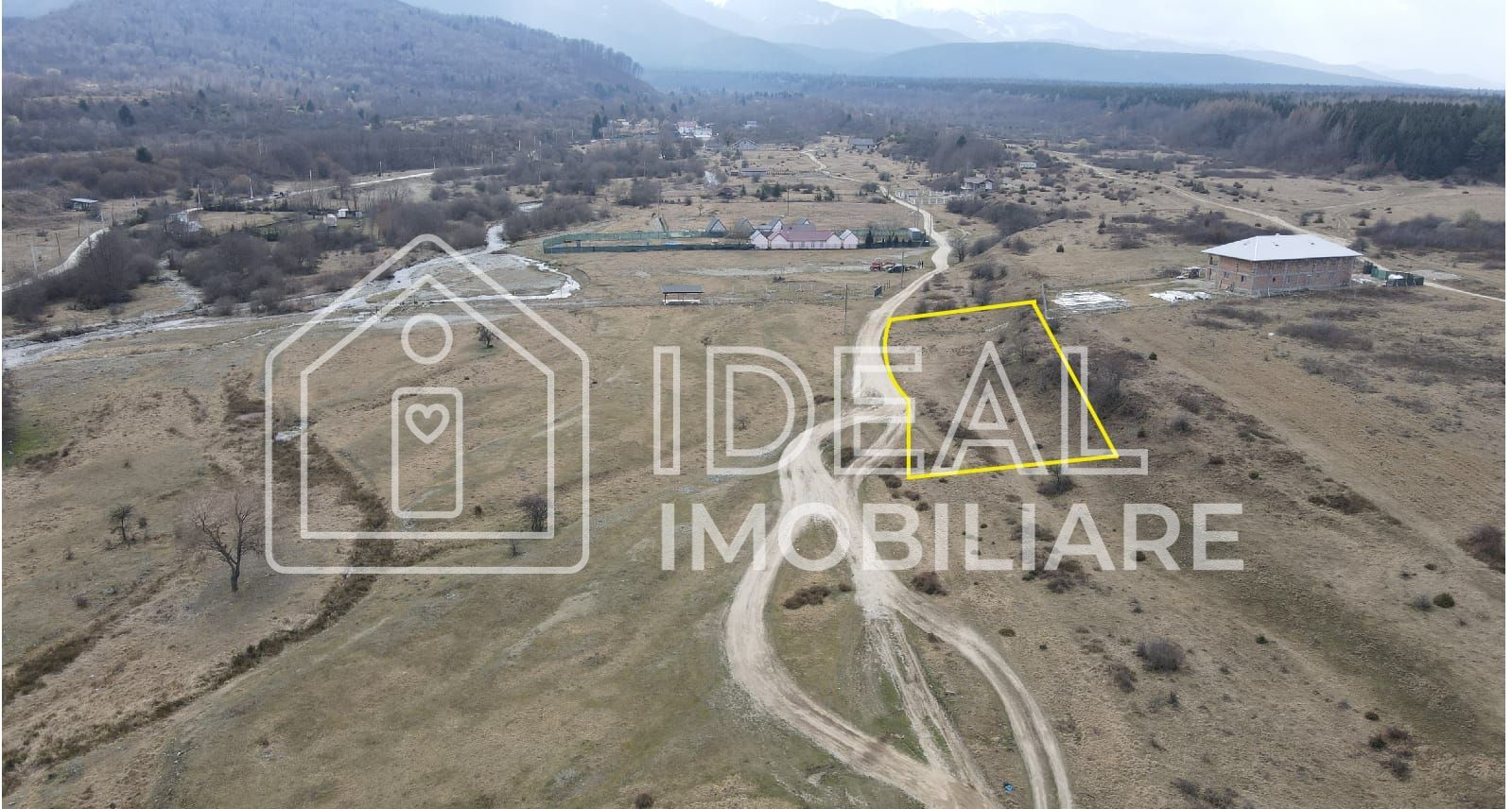 Teren extravilan de vânzare – Cârțișoara | Vedere spre Munții Făgăraș - Poză 2