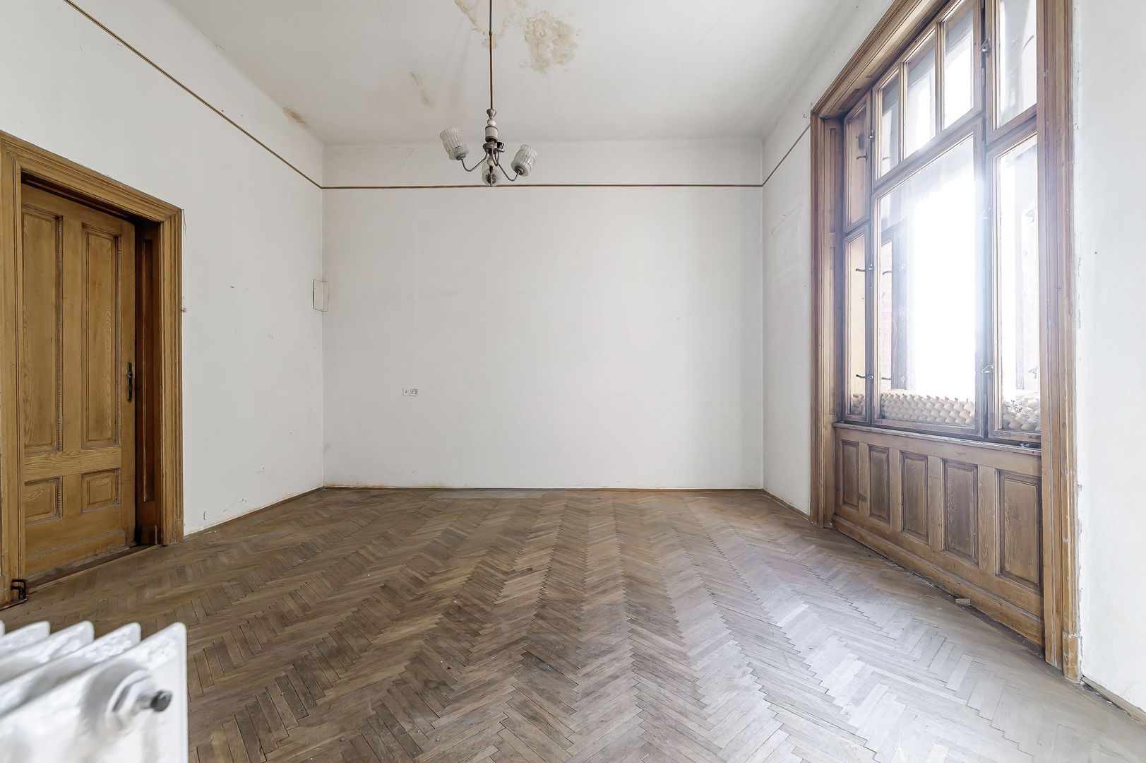 VÂNDUT! Apartament cu 4 Camere în Palatul Bohuș, Arad - Poză 3