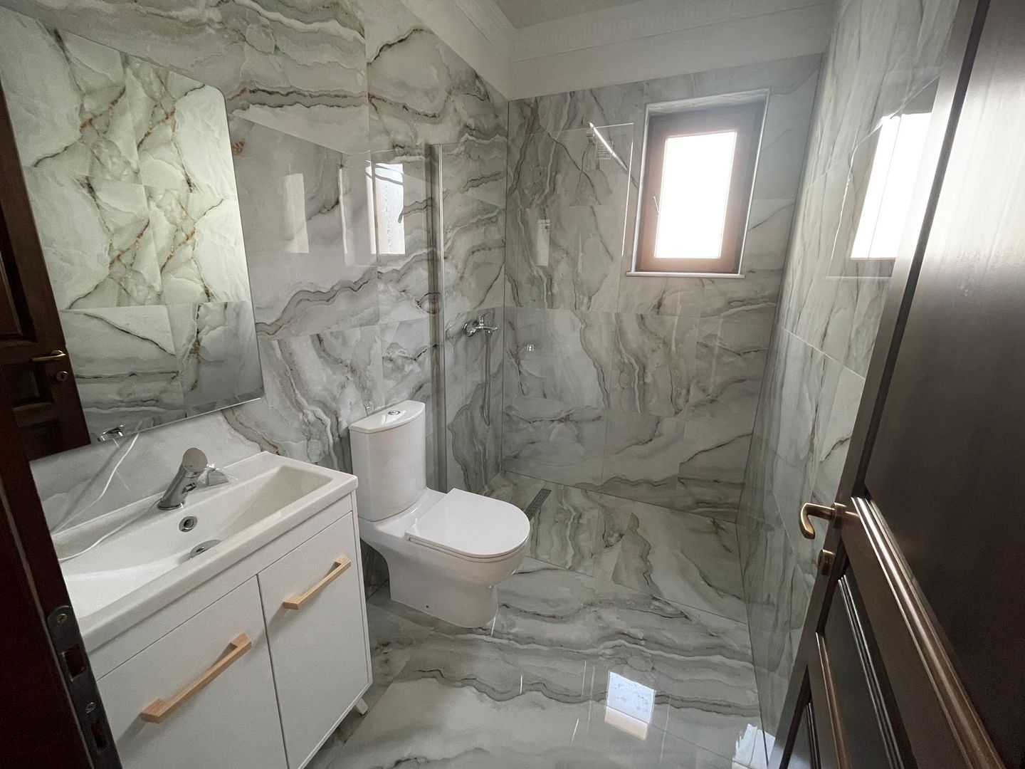 Casa individuala pe parter 160Mp -la asfalt-Ghiroda - Poză 8