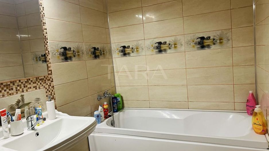 Apartament 3 camere, mobilat și utilat, doua balcoane, parcare. - Poză 8